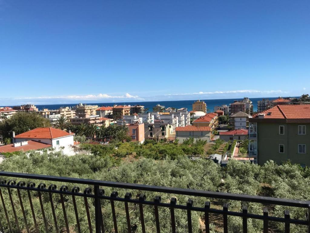 Bike And Breakfast Apartments Pietra Ligure Exterior foto