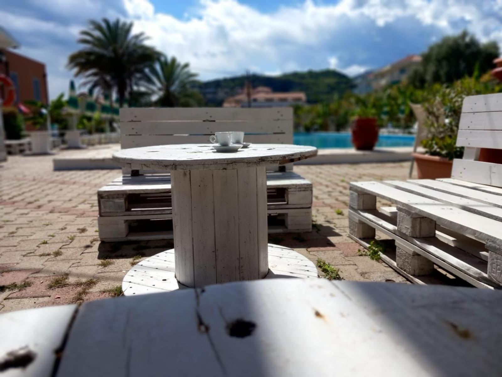 Bike And Breakfast Apartments Pietra Ligure Exterior foto